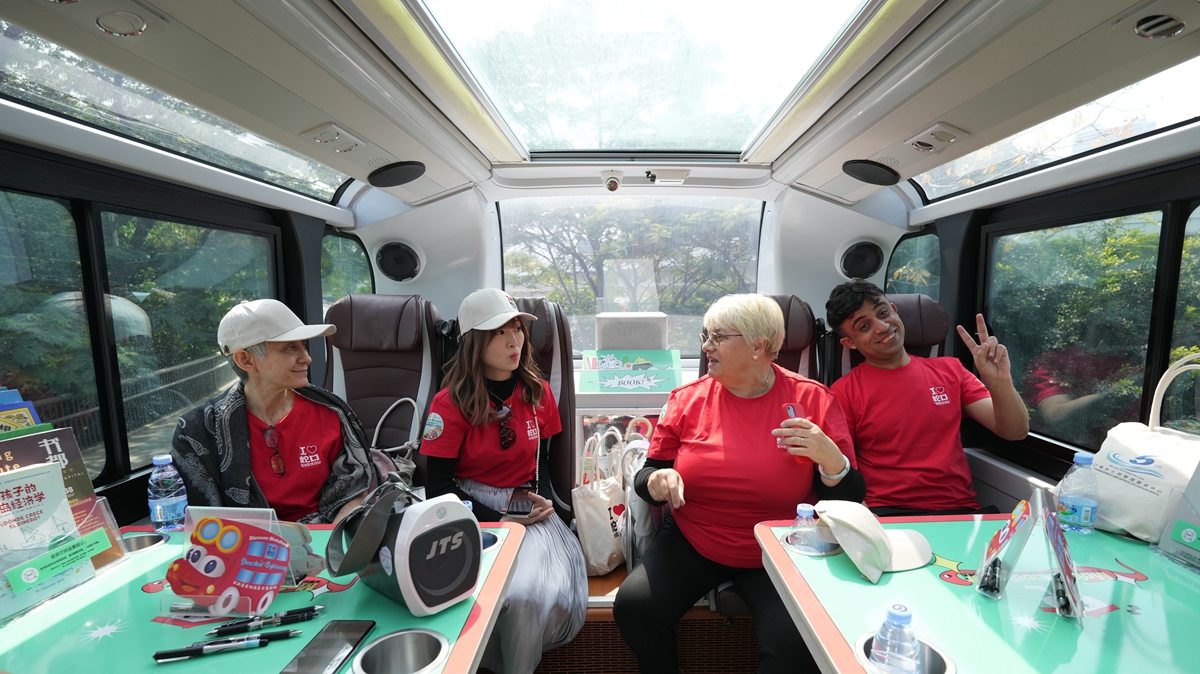 Expats learn about city culture via bus tour